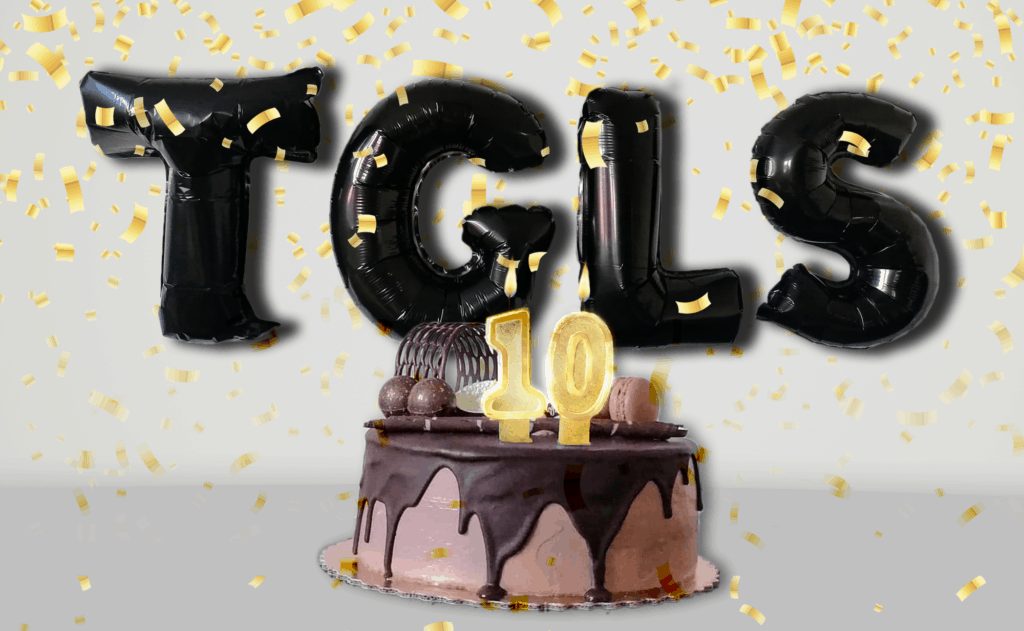 10 lat TGLS - tort na tle logo z balonów